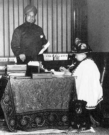 File:Queen Victoria and Abdul Karim.jpg