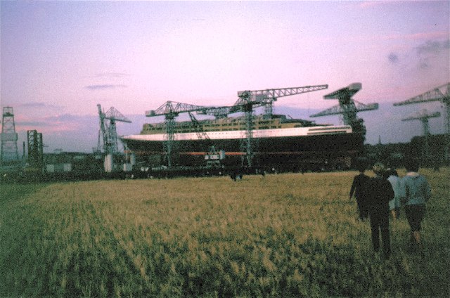 File:QE2 in John Browns shipyard - geograph.org.uk - 111928.jpg