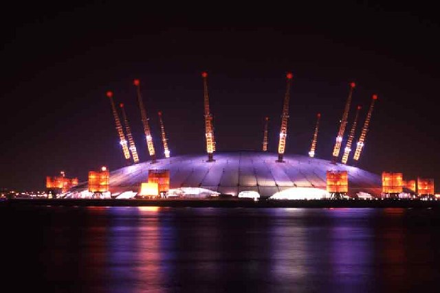 File:MillenniumDomeAtNight(ChristineMatthews)Sep2000.jpg