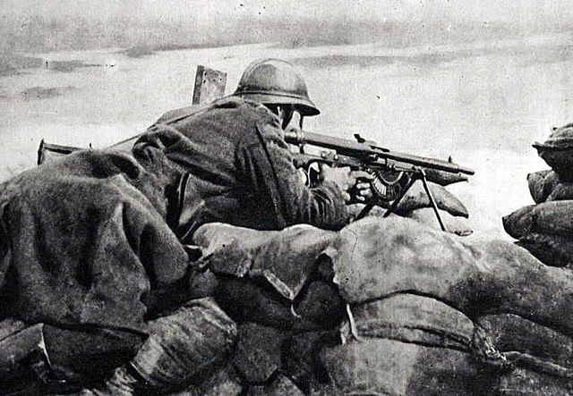 File:Belgian machinegunner in 1918 guarding trench.jpg