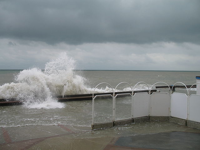 File:Wimereux Spring Tide.jpg