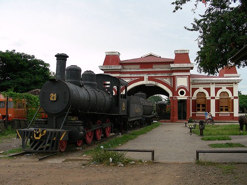 File:Granada Train and Station Stationary Idle.jpg