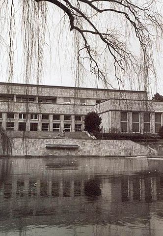 File:Poelzigbaubecken.jpg