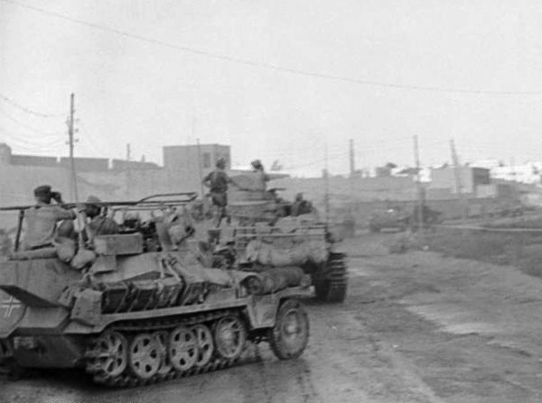File:Bundesarchiv Bild 101I-785-0293-11, Tobruk, Schützenpanzer, Panzer.jpg