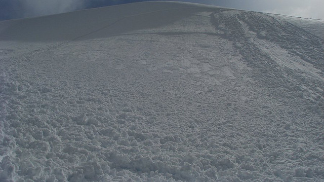 File:Snowboarder triggered soft slab near mount baker.jpg