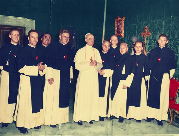 File:Kruisheren uden bij paus pius xii Crosiers from Uden Holland with PiusXII.jpg