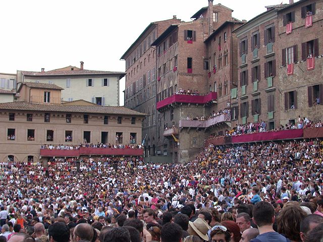 File:Siena Piazza del Campo 20030815-375.jpg