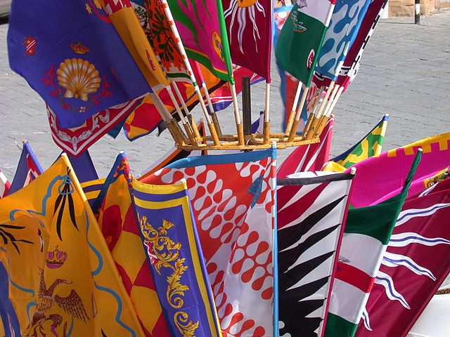 File:Siena Palio-Fahnen 20030815-360.jpg