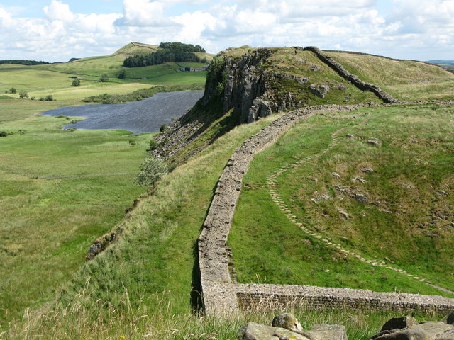 File:Hadrian's Wall and Highshield Crags - geograph.org.uk - 1410581.jpg