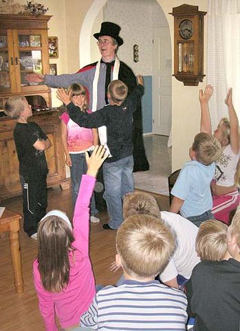 File:Magicianatparty.jpg