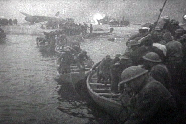File:British troops lifeboat dunkerque.png