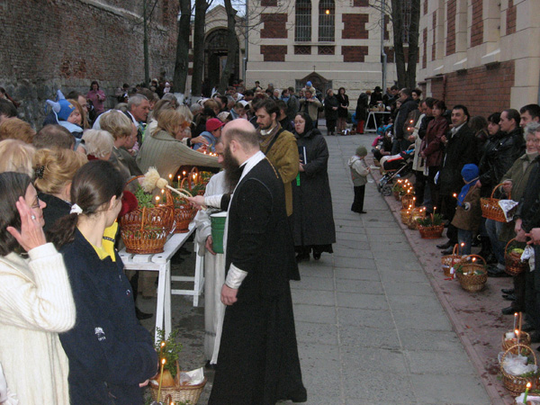 File:EasterInLvov2.jpg