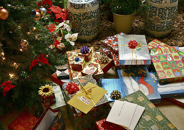 File:Gifts xmas.jpg