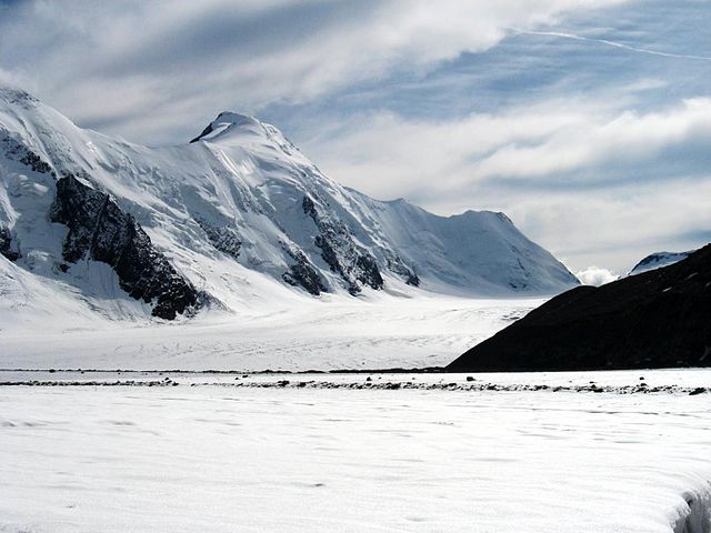 File:Aletschhorn from Konkordiaplatz.jpg