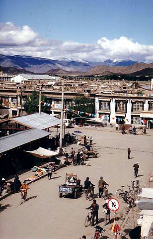 File:Downtown Shigatse.JPG