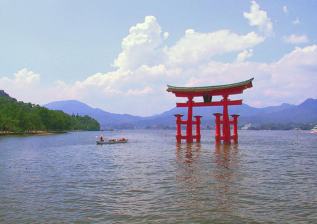 File:Itsukushima torii distance.jpg