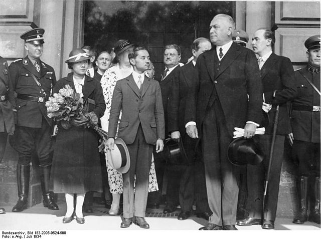 File:Bundesarchiv Bild 183-2005-0524-508, Berlin, Ankunft des siamiesichen K&ouml;nigspaares.jpg