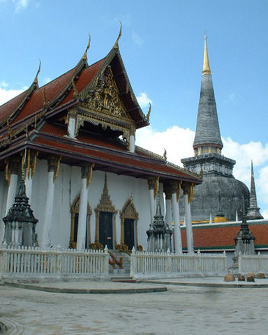 File:Phra That Nakhon.jpg
