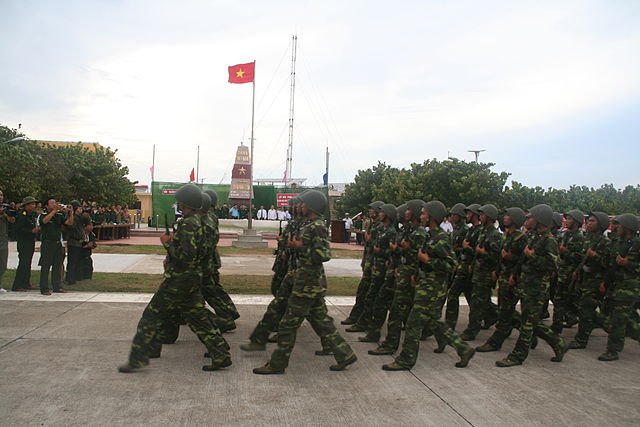 File:Qu&acirc;n đội duyệt binh ở Trường Sa.JPG