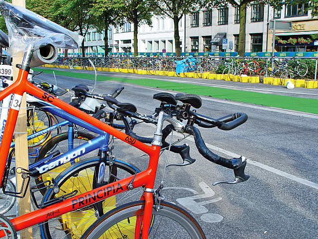 File:TriathlonHamburg.jpg