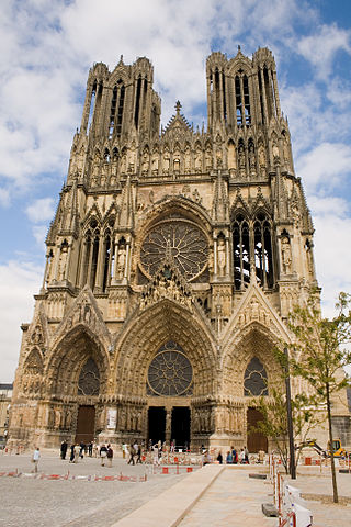 File:Facade de la Cathédrale de Reims - Parvis.jpg