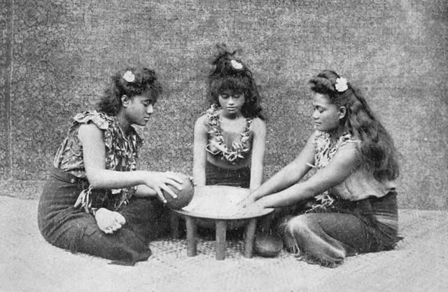 File:3 Samoan girls making ava 1909.jpg