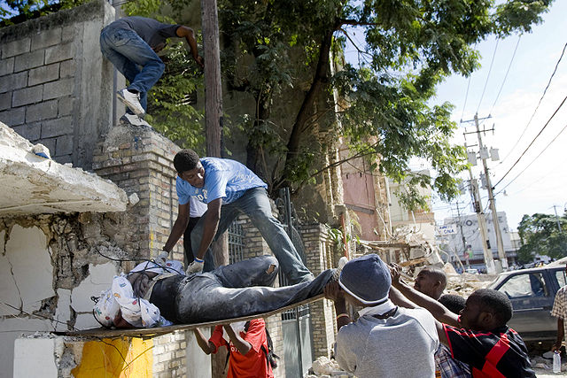 File:Haitians pull out a body from the rubbles of a school (12 january 2010).jpg