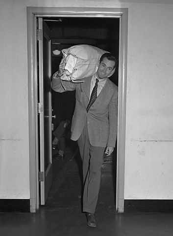 File:Henry Fonda enlisting in United States Navy, 1942.jpg