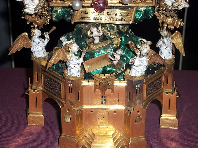 File:Holy Thorn Reliquary base.jpg