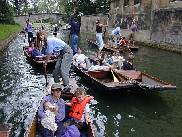 File:Dscn4633-punt-crowds 800x600.jpg