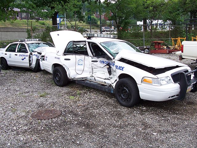 File:Crashed 2004 Ford Crown Victoria PI.jpg