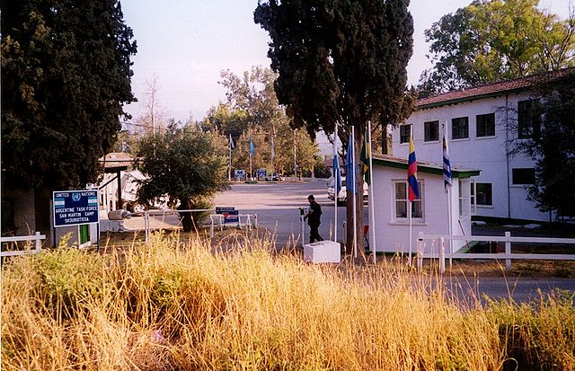 File:Ingreso Campo Skouriotissa.jpg