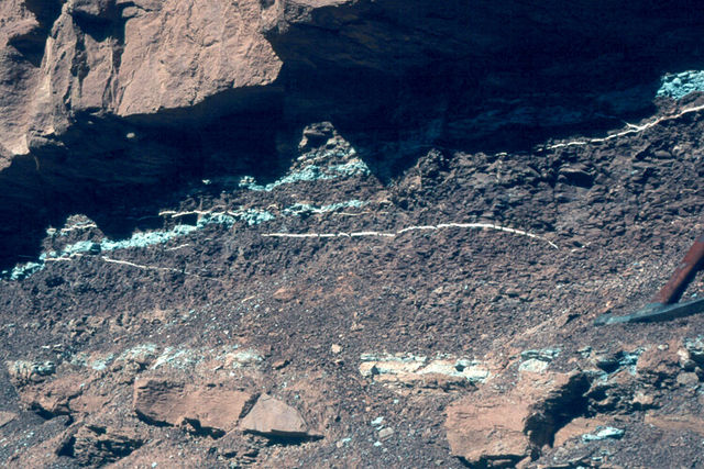 File:Chugwater gypsum veins.jpg