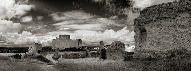 File:Château-Gaillard in black and white.jpg