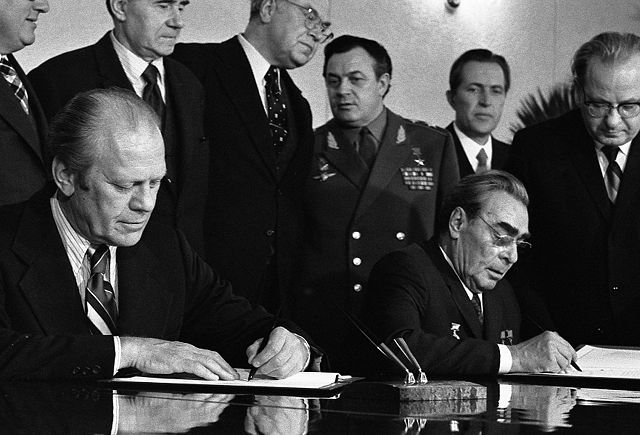 File:Ford signing accord with Brehznev, November 24, 1974.jpg