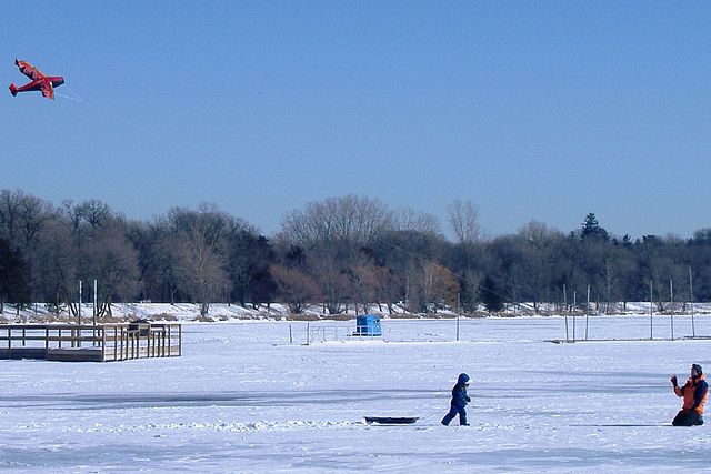 File:Kites-Lake Harriet-Minneapolis-20070120.jpg