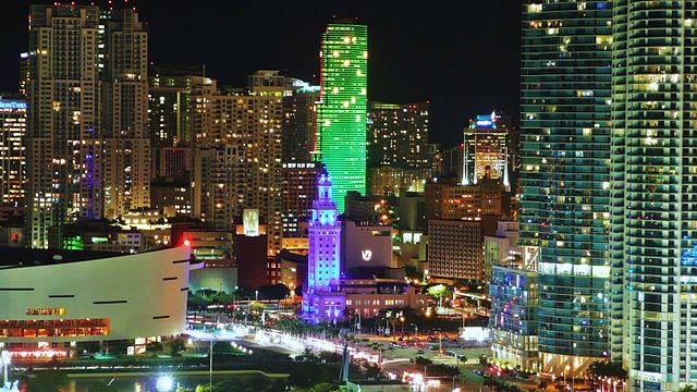 File:Biscayne Boulevard night 20101202.jpg