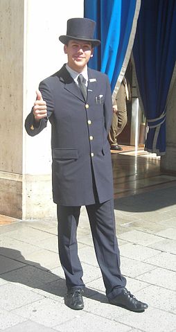 File:Portier mit Zylinder.JPG