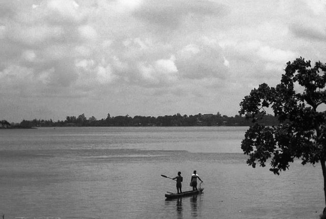 File:Piroguiers - cleaned b&w.jpg