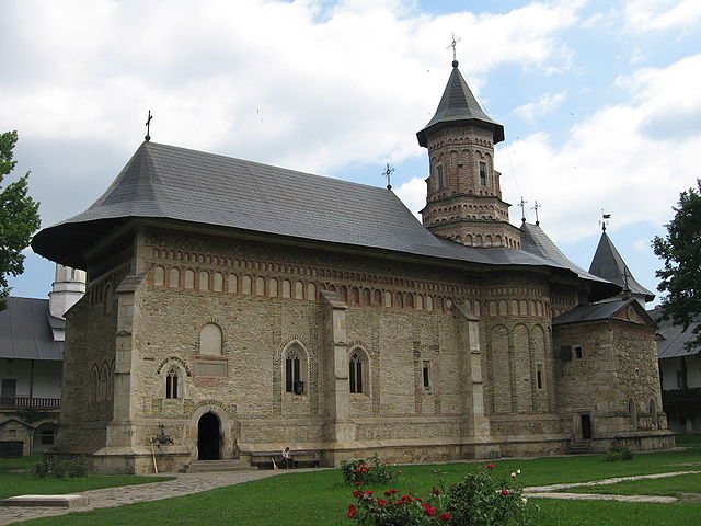 File:Biserica Manastirii Neamt.jpg