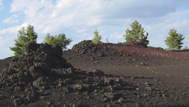 File:Scoria field at Craters of the Moon NM-750px.JPG