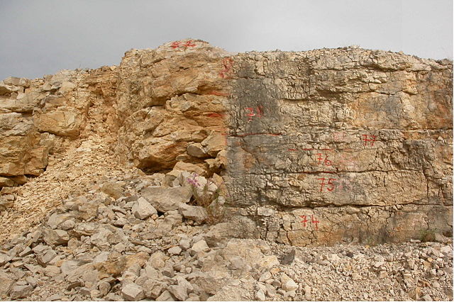 File:Canjuers Comboutaire.jpg