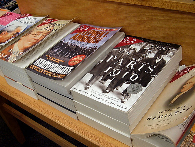 File:Borders bookshelf.jpg