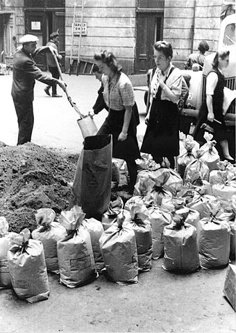 File:Warsaw Uprising by Lokajski - 3391.jpg