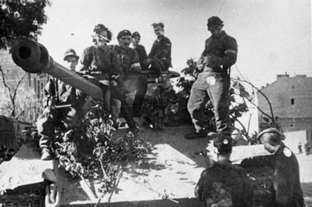 File:Warsaw Uprising by Deczkowki - Wacek Platoon - 15911.jpg