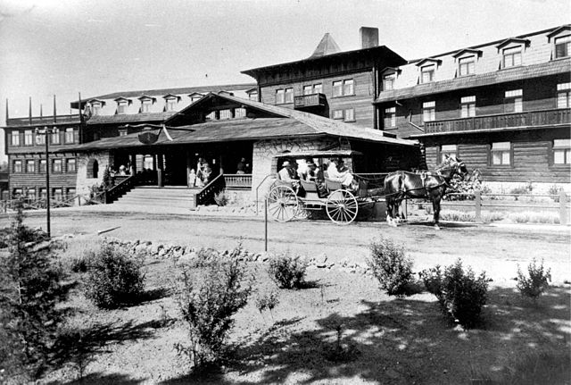 File:El Tovar Hotel in early 1900s.jpg