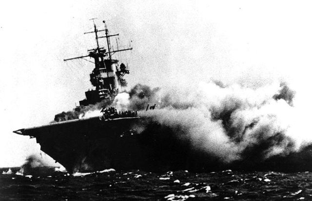 File:USS Wasp (CV-7) brennt.jpg