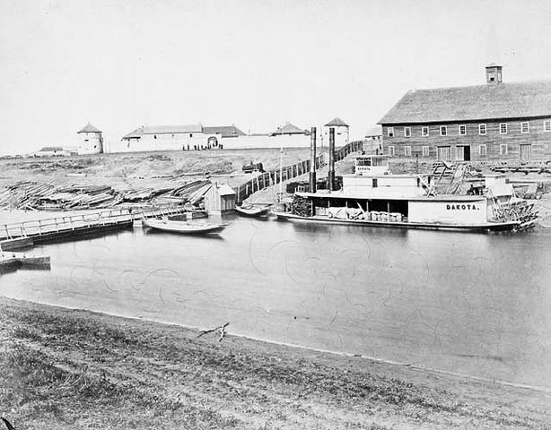 File:UpperFortGarryEarly1870s.jpg