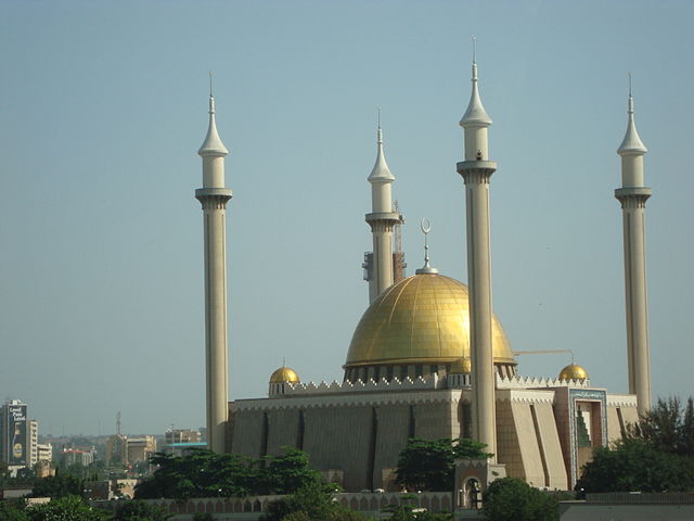 File:Moschee in der Hauptstadt Abuja.jpg