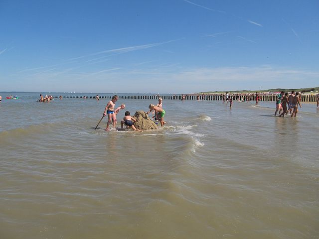 File:Opkomend tij in Cadzand (3).jpg